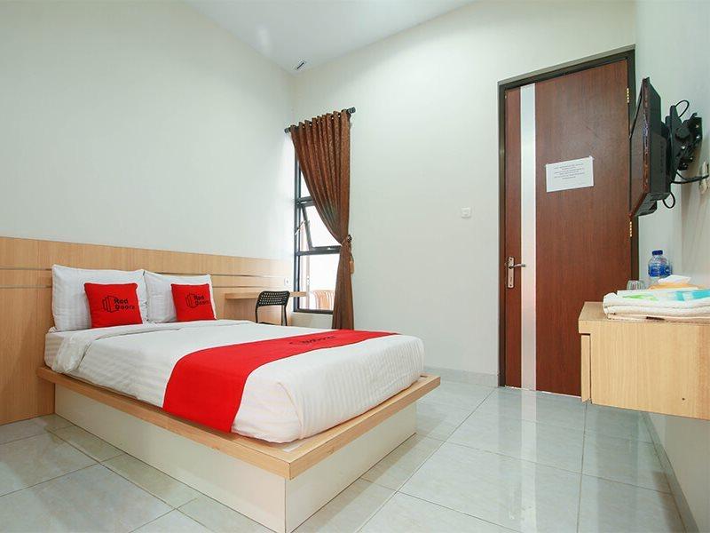 RedDoorz Syariah near Universitas Jenderal Soedirman Purwokerto Bagian luar foto
