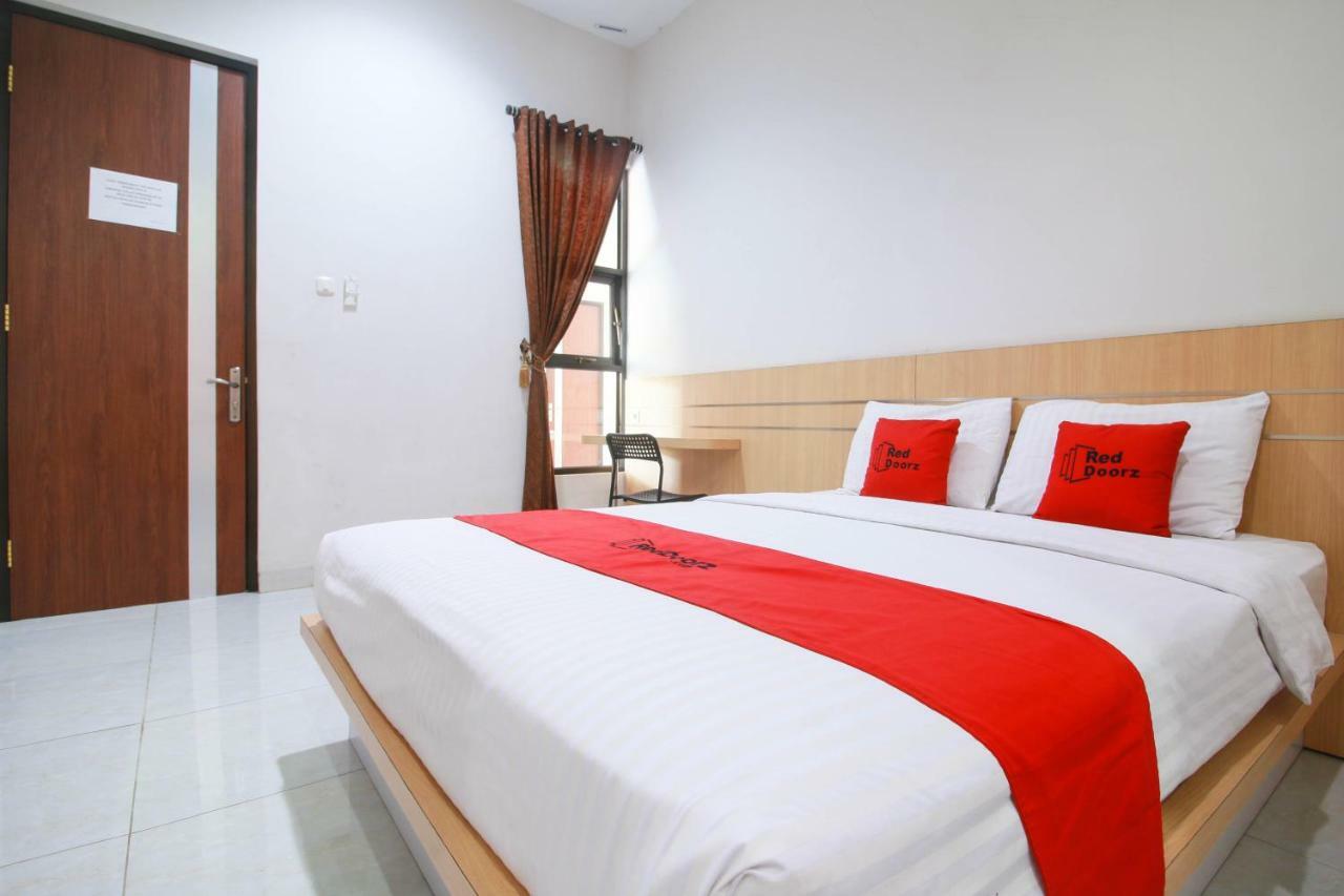 RedDoorz Syariah near Universitas Jenderal Soedirman Purwokerto Bagian luar foto