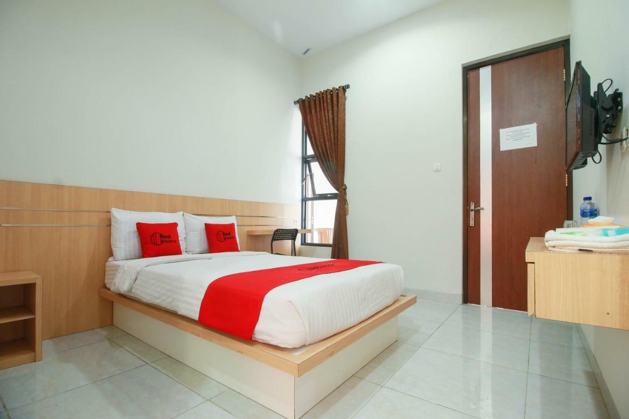 RedDoorz Syariah near Universitas Jenderal Soedirman Purwokerto Bagian luar foto
